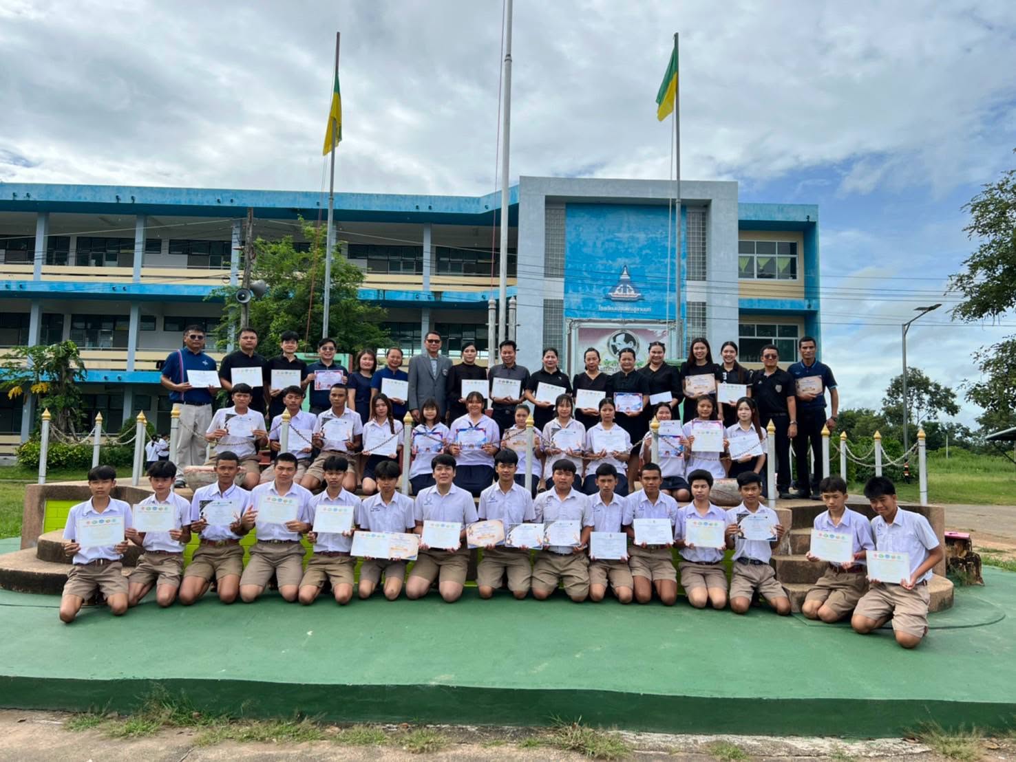 คณะครูและนักเรียนร่วมบันทึกความทรงจำหน้าอาคารเรียน