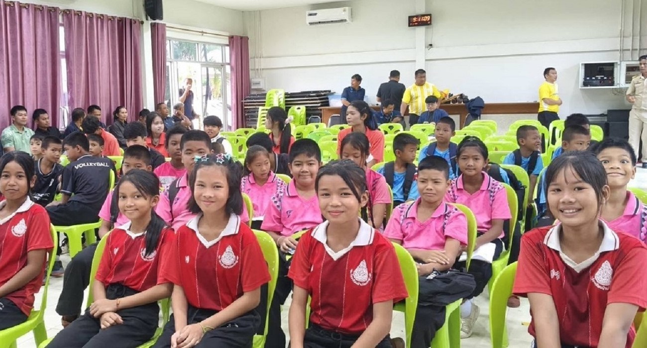 คณะผู้บริหาร ครูและนักเรียนร่วมโครงการส่งเสริมกีฬานักเรียนในเขตพื้นที่บริการ เทศบาลเมืองบัวเงิน